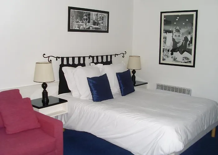 Hotel Le Relais Des Chartreux 3*